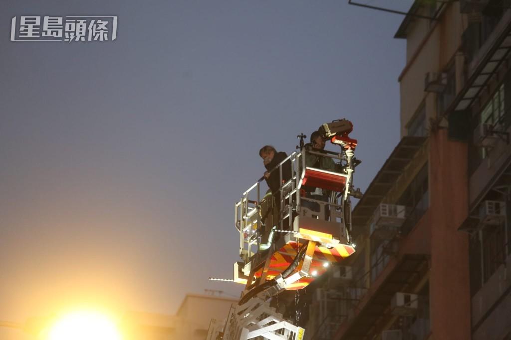 消防用雲梯將居民從唐樓移至地面。蔡楚輝攝 消防用雲梯將居民從唐樓移至地面。蔡楚輝攝