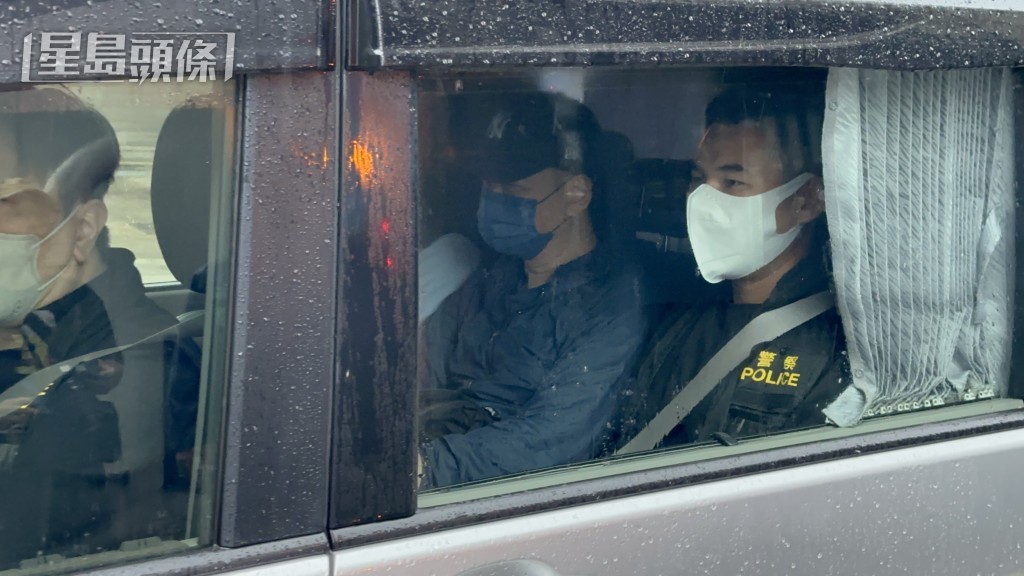郑敬基的表妹夫在青衣警署助查后,由警方七人车带走。梁国峰摄 郑敬基的表妹夫在青衣警署助查后,由警方七人车带走。梁国峰摄