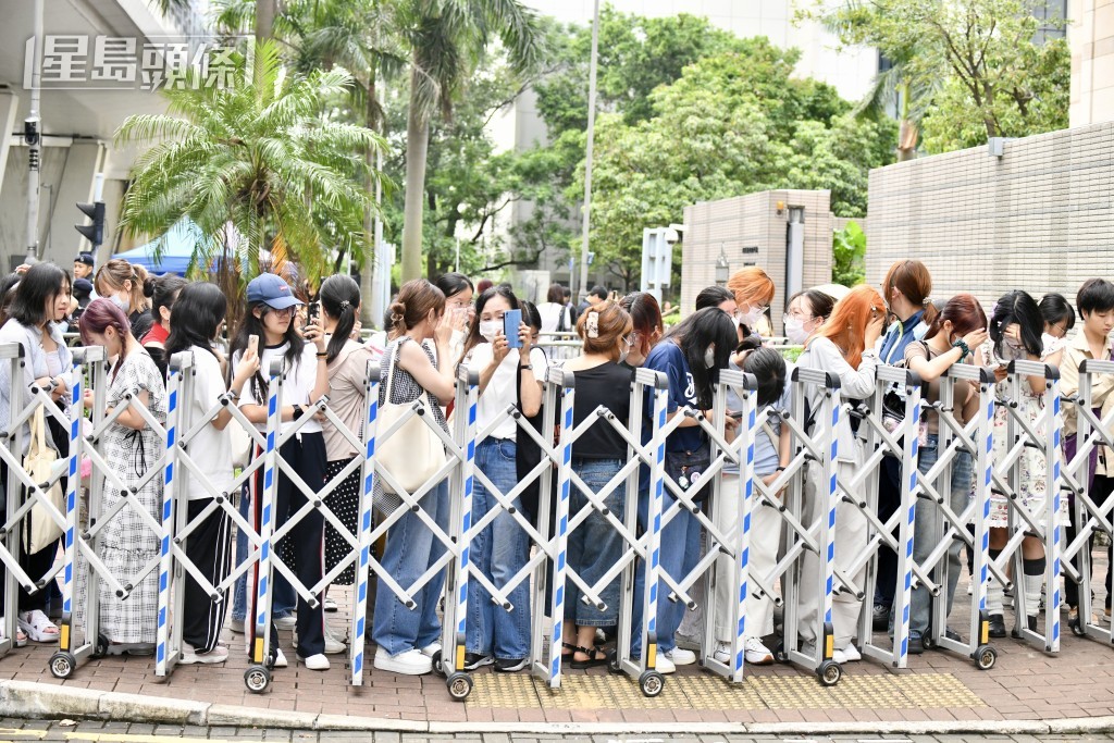粉絲在法院外等候上村謙信。盧江球攝 粉絲在法院外等候上村謙信。盧江球攝