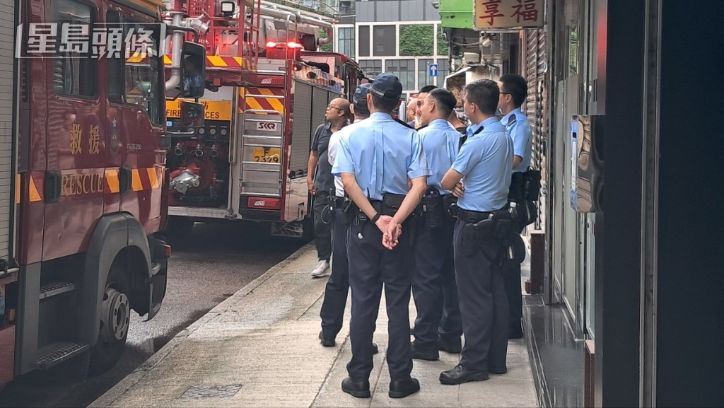 警員調查火警原因。 警員調查火警原因。