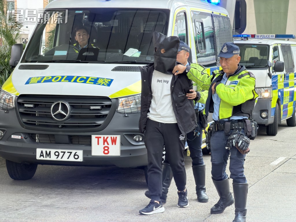 司机被黑布蒙头，由警员押返私家车调查。