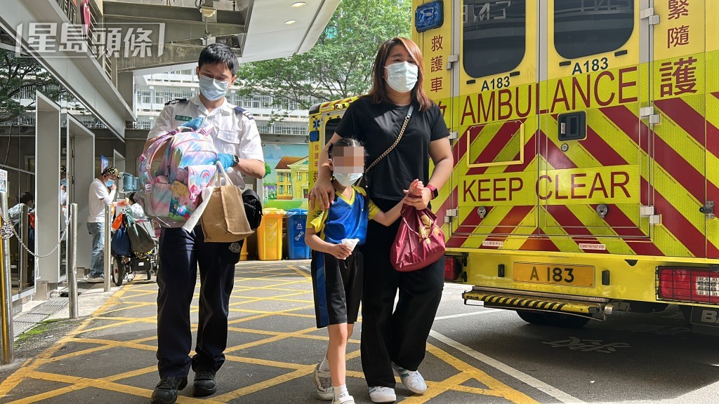 受傷學童由救護車送院。林思明攝