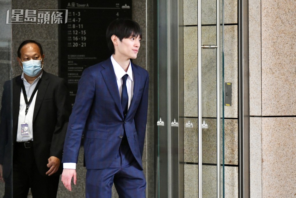 上村謙信離開法院。盧江球攝 上村謙信離開法院。盧江球攝
