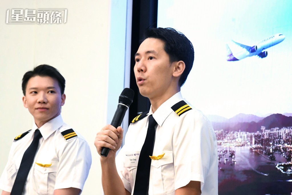 鄧俊偉（右1）接受訓練前是一名教車師傅，形容機師是兒時夢想。