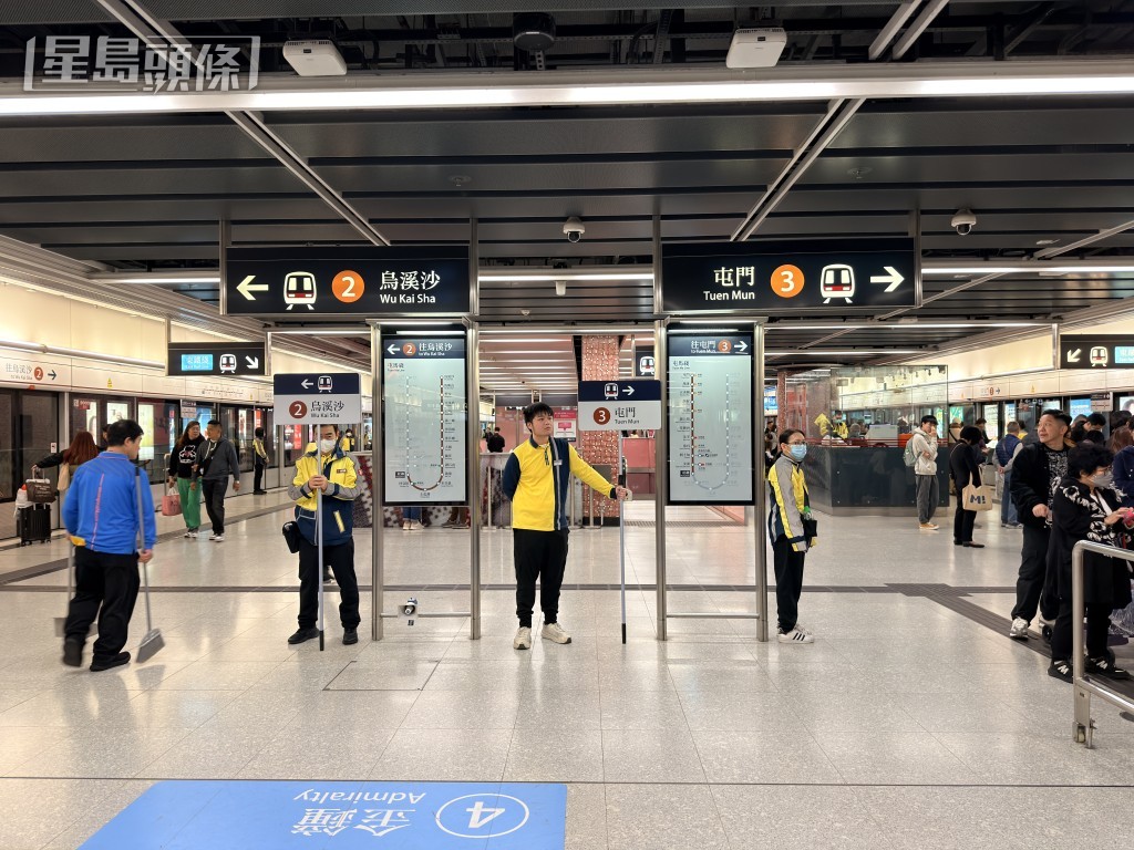 港鐵加派職員指示乘客。