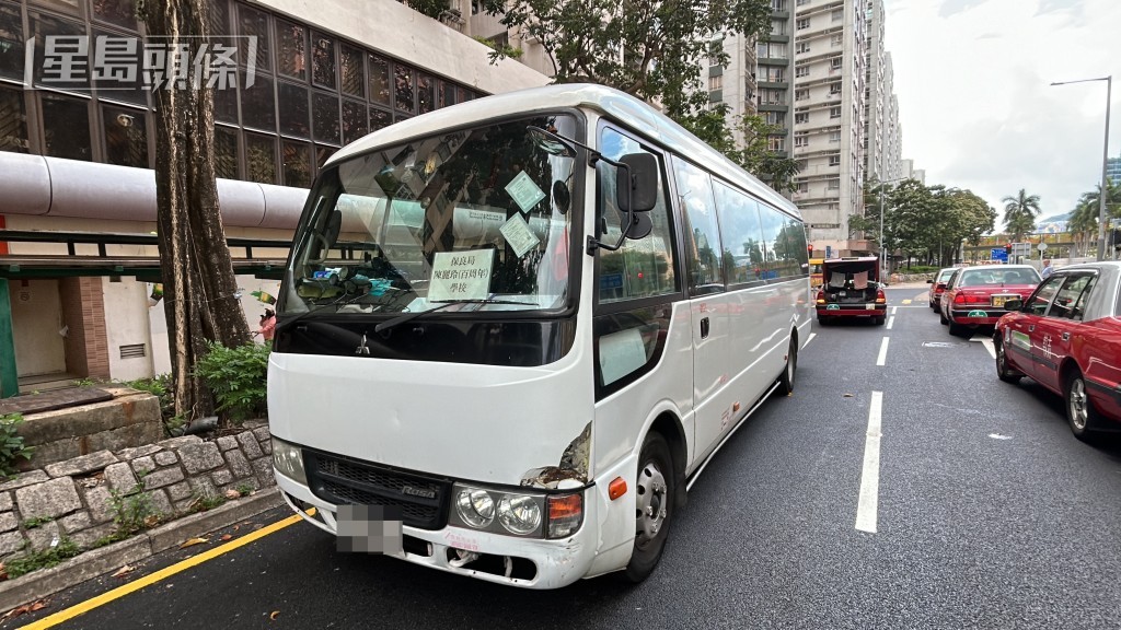 校巴與的士相撞。林思明攝