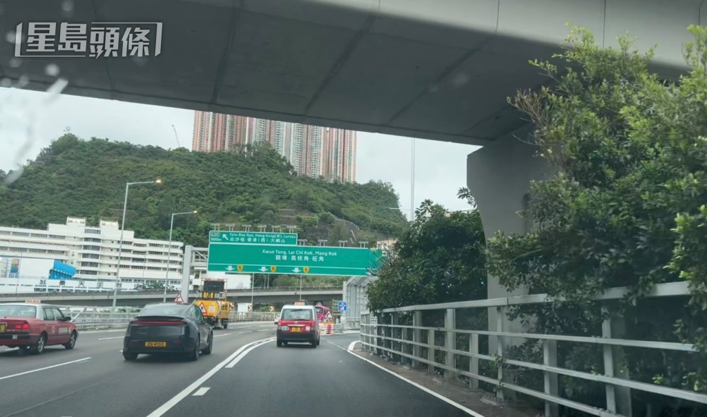 現場路段豎起兩個綠色指示牌。 現場路段豎起兩個綠色指示牌。