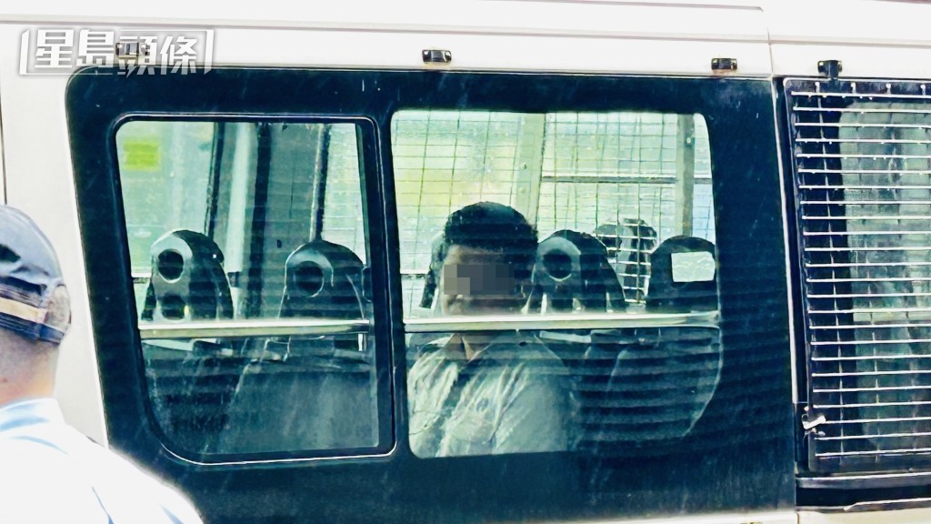 電車司機被帶上警車。 電車司機被帶上警車。