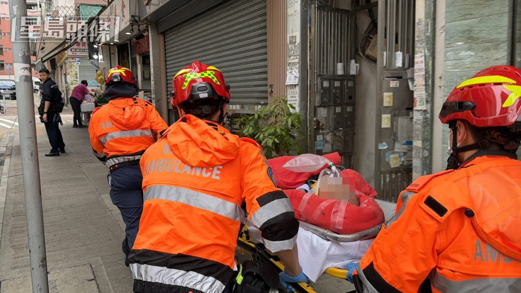 救護員將墮樓老翁送院。