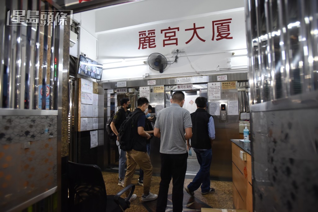 警方上門調查。資料圖片 警方上門調查。資料圖片