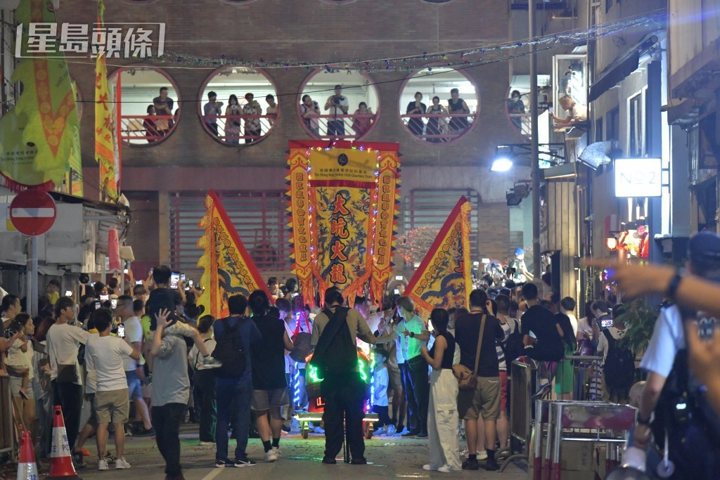舞火龍隊伍將於晚上8時15分出發。禇樂琪攝 舞火龍隊伍將於晚上8時15分出發。禇樂琪攝