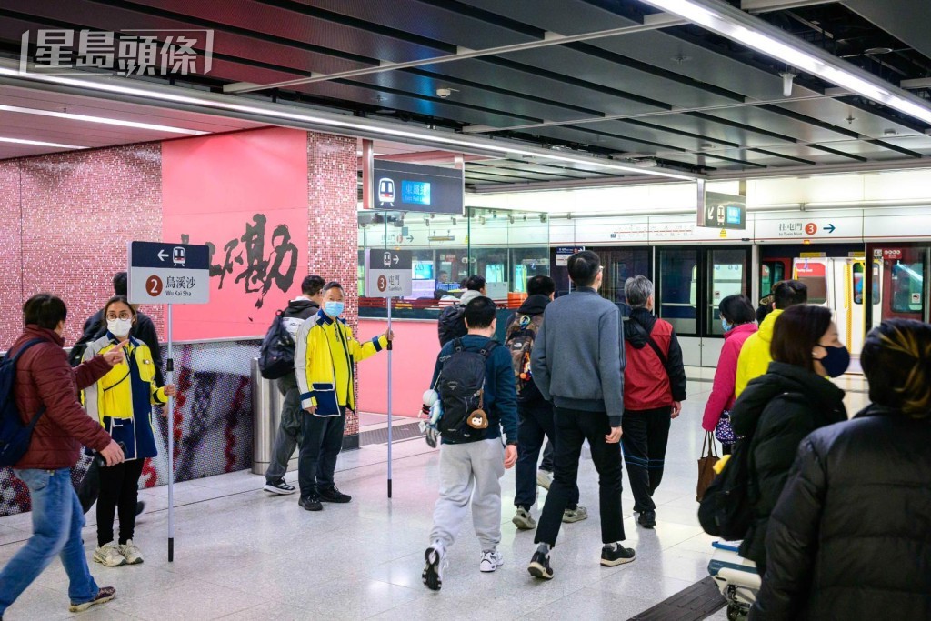 港鐵加派超過150位職員，在紅磡站及屯馬綫沿綫車站協助乘客。港鐵圖片