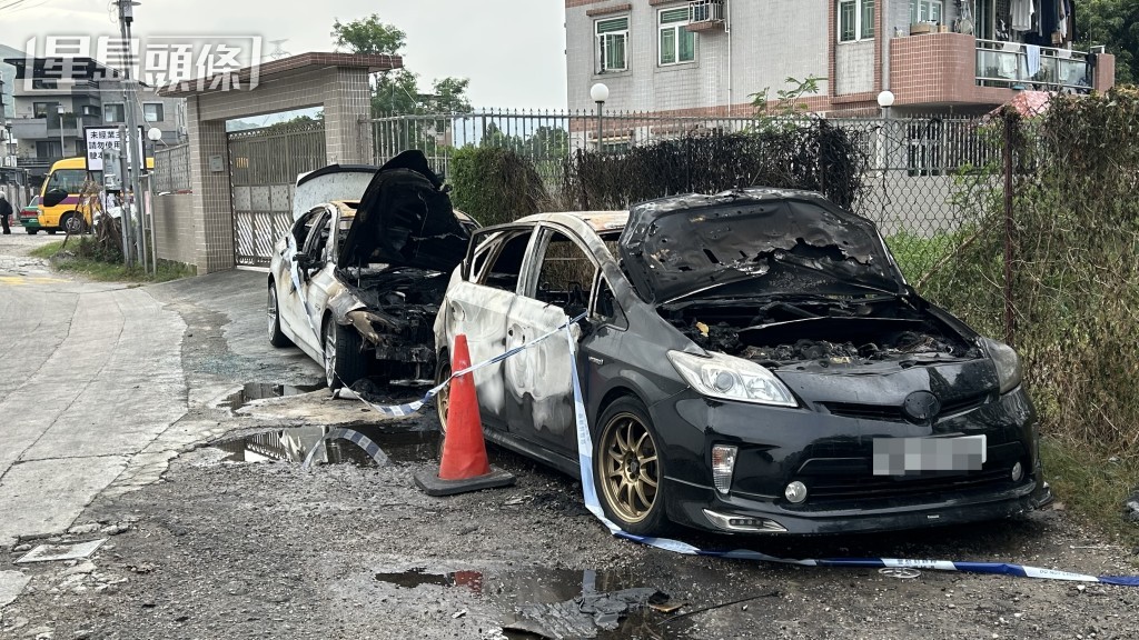 兩輛私家車燒成廢鐵。 兩輛私家車燒成廢鐵。