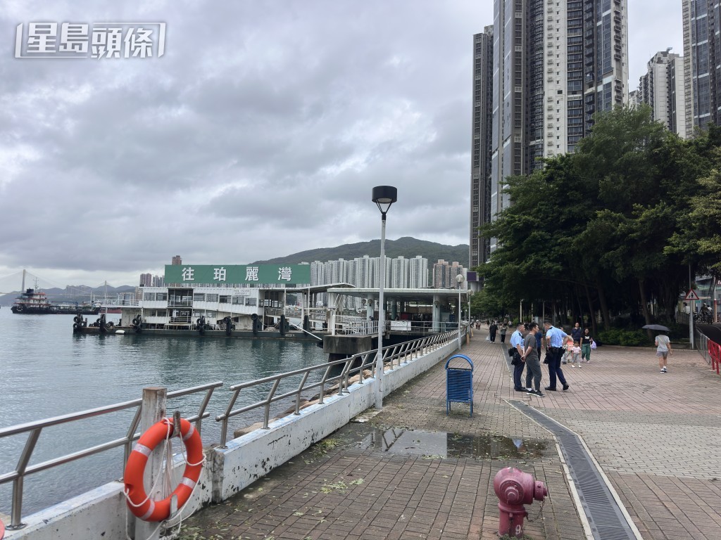荃灣少女墮海獲救。梁國峰攝 荃灣少女墮海獲救。梁國峰攝