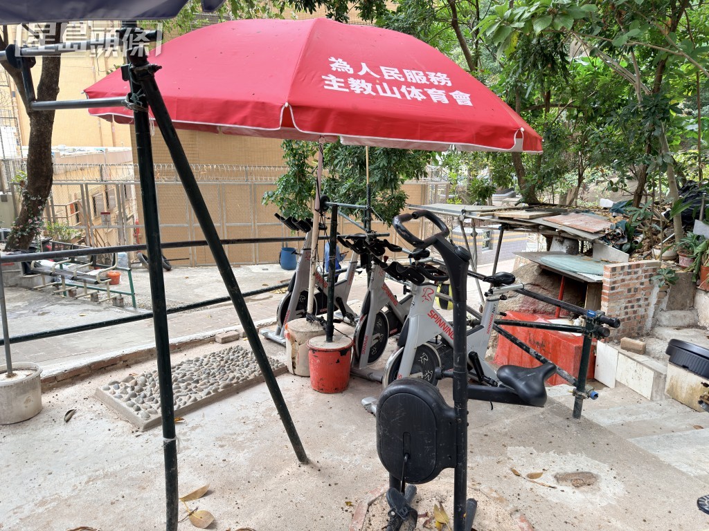 官地被霸佔搭建健身器材。