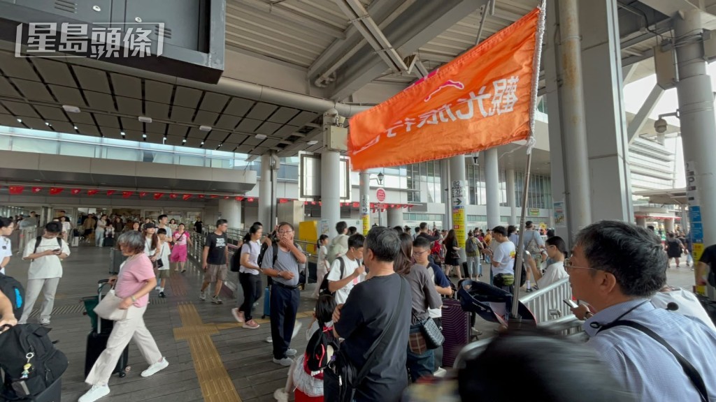 入境的內地旅客包括旅行團。 入境的內地旅客包括旅行團。