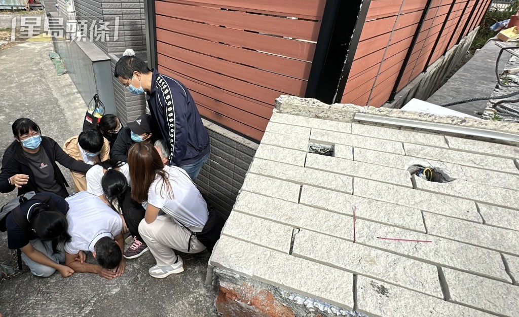 藍秀珍不幸辭世後,丈夫藍国東和3名子女等家屬在現場跪地痛哭。資料圖片 藍秀珍不幸辭世後,丈夫藍国東和3名子女等家屬在現場跪地痛哭。資料圖片