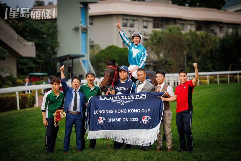 麥道朗現時合共勝出一百零四場一級賽，當中四場是夥拍香港馬王「浪漫勇士」所取得的。