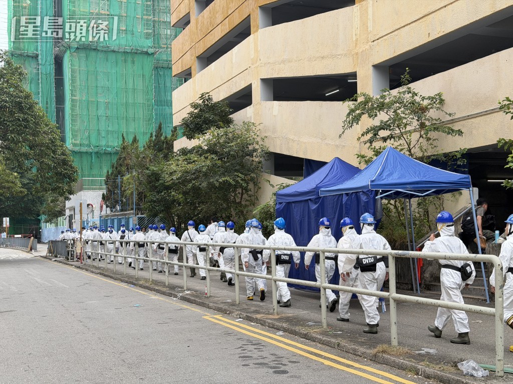 近百人員再到火場。 近百人員再到火場。