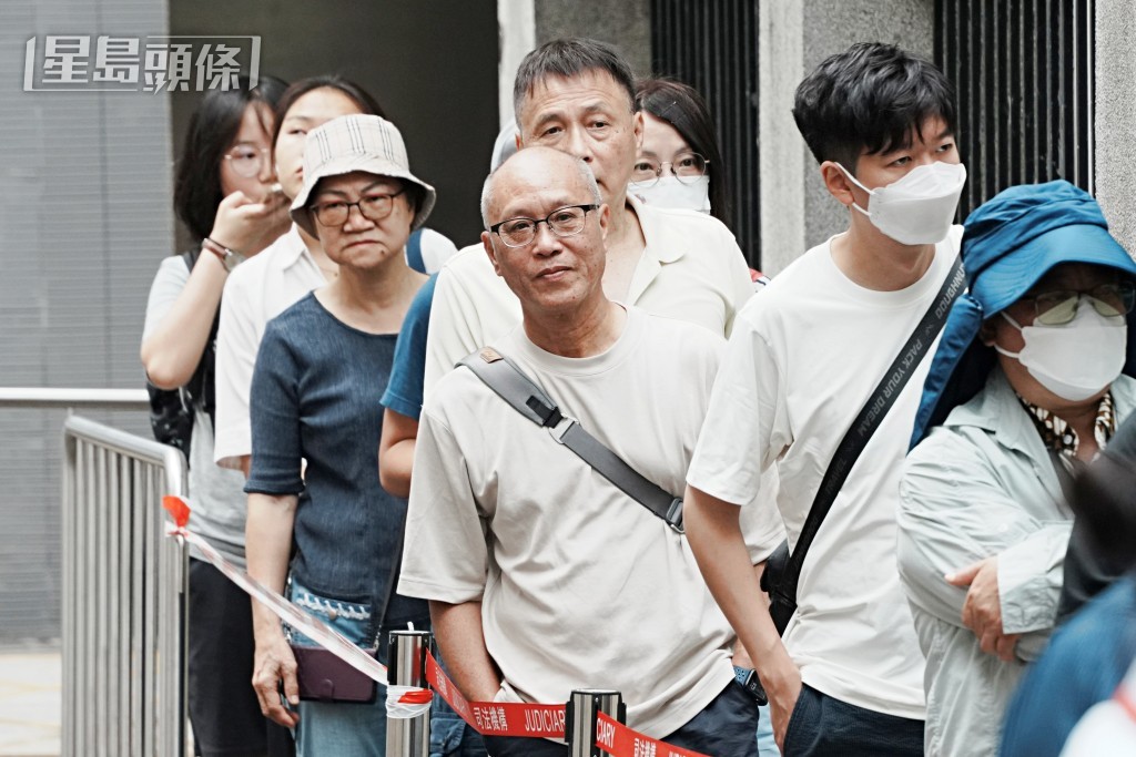 宏福苑居民到庭旁聽。汪旭峰攝