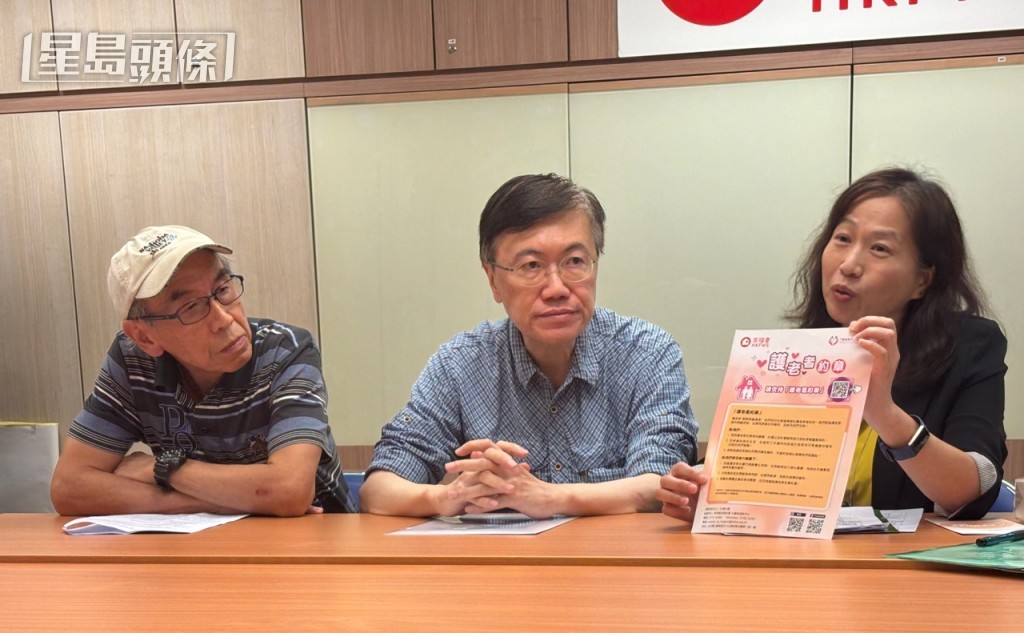 護老者劉先生(左一)、護老者李先生(左二)、家福會高級經理黃愛球(右三)講述護老者面對的問題。 郭穎彤攝 護老者劉先生(左一)、護老者李先生(左二)、家福會高級經理黃愛球(右三)講述護老者面對的問題。 郭穎彤攝