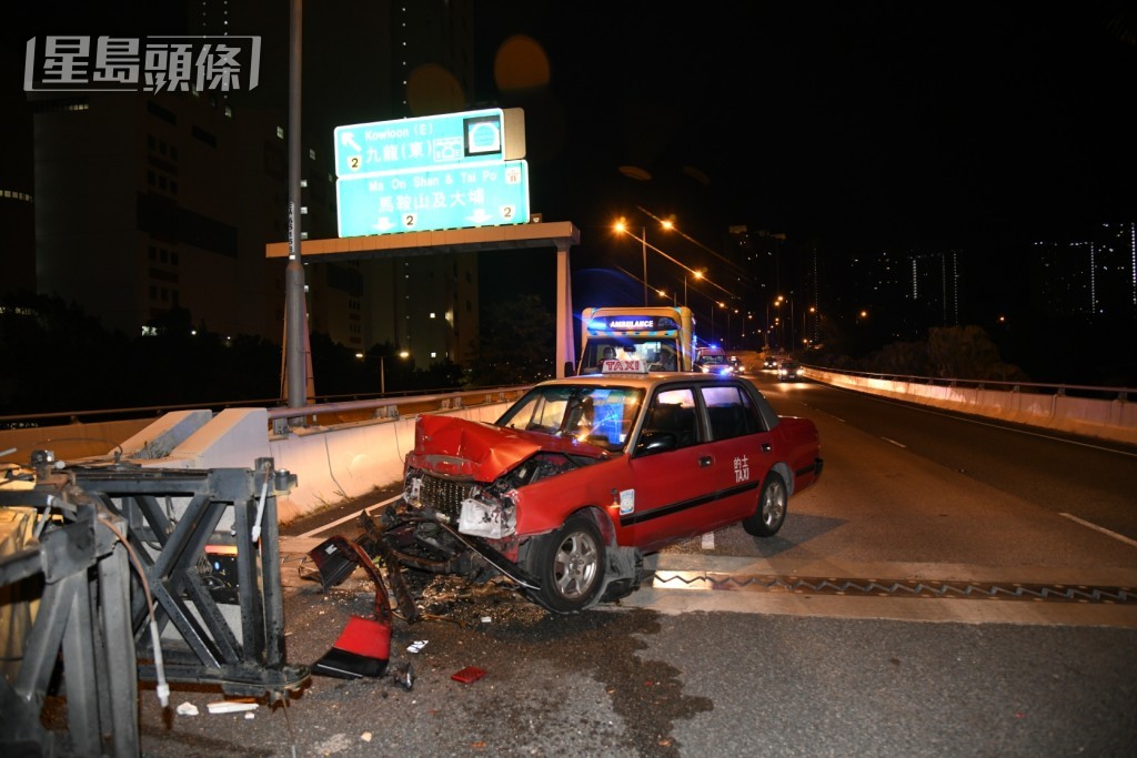 的士猛撼工程車車尾，車頭嚴重損毀。黎志偉攝