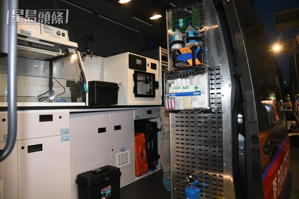 流動鑑證車到場。 流動鑑證車到場。
