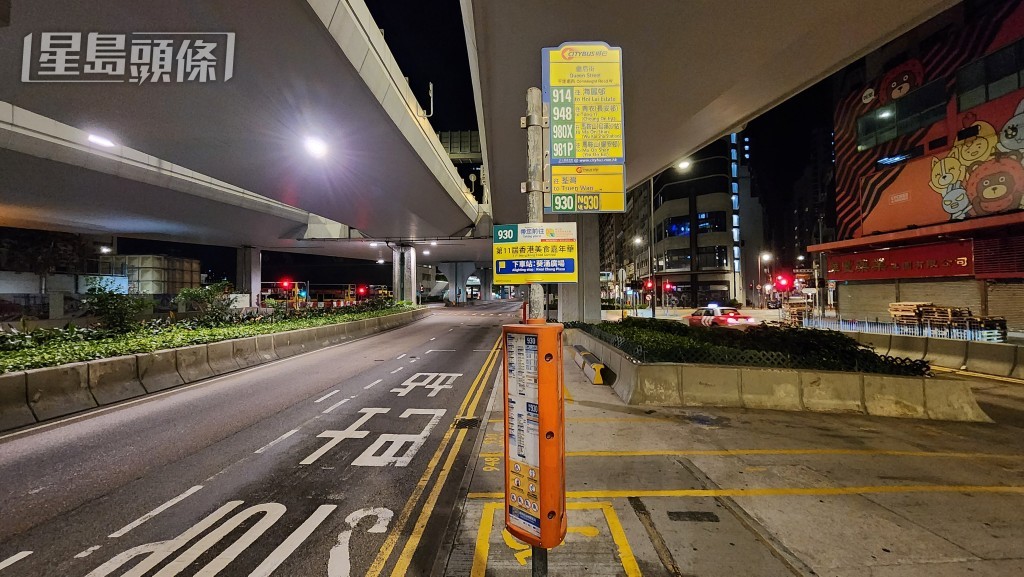 老翁於皇后街站上車。黎志偉攝