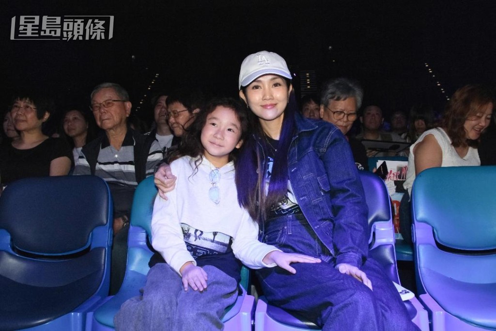 謝安琪母女坐前排C位。