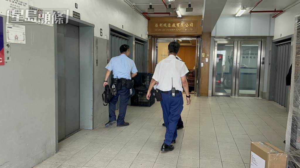 警員在工廈調查。梁國峰攝 警員在工廈調查。梁國峰攝