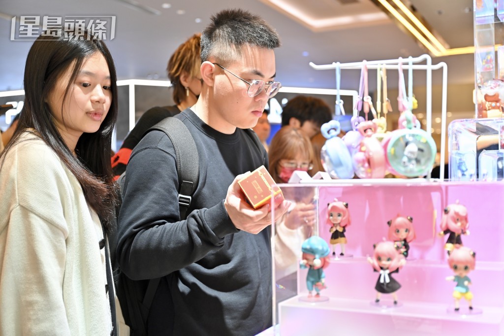 本港各個慶祝熱點和商場均人山人海,市面洋溢歡欣氣氛。鍾健華攝 本港各個慶祝熱點和商場均人山人海,市面洋溢歡欣氣氛。鍾健華攝
