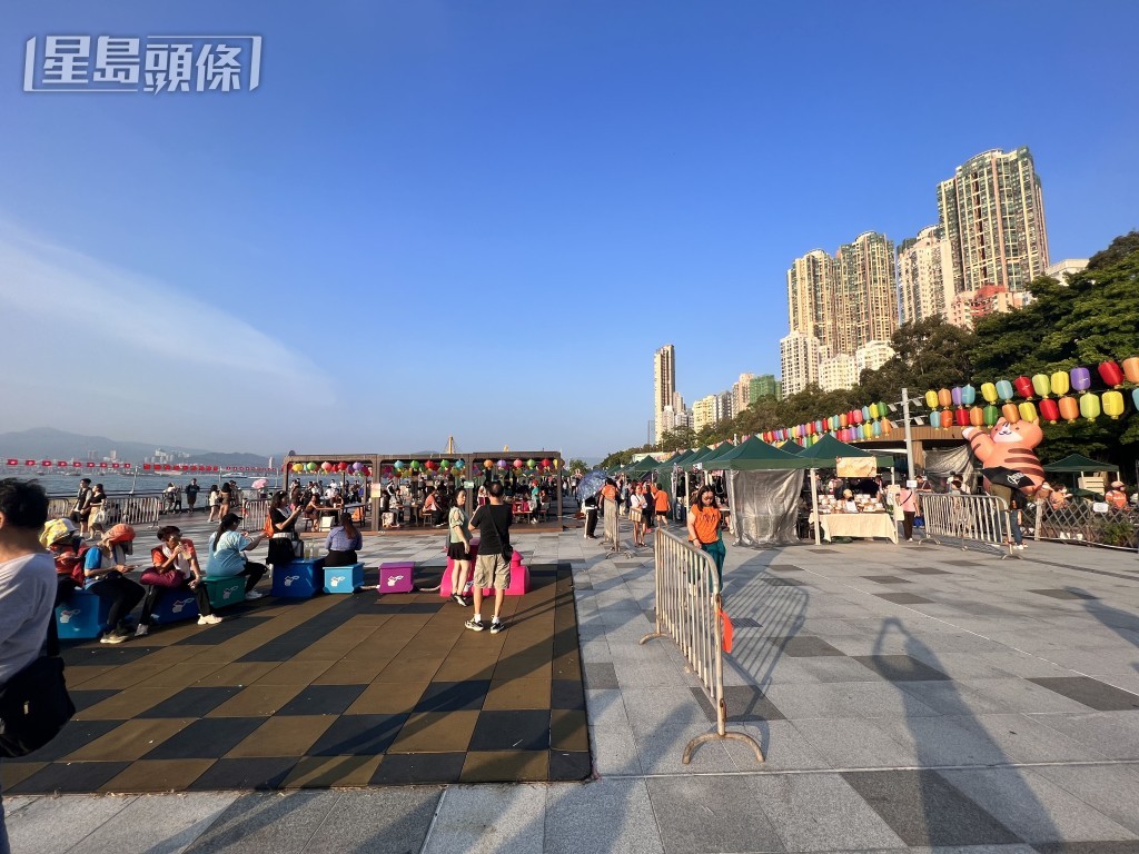「香港夜繽紛」重頭戲之一的西環卑路乍灣海濱長廊夜市。資料圖片