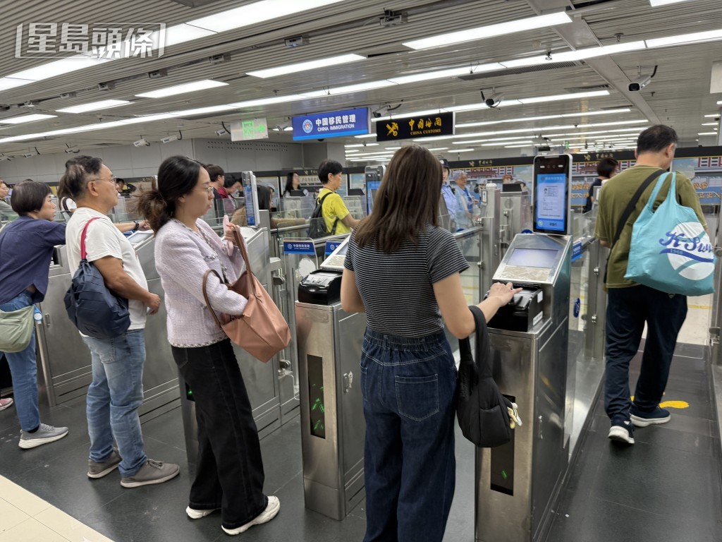 今日起深圳皇崗、羅湖、蓮塘、福田、文錦渡及港珠澳大橋等多個內地口岸,新增智能「刷臉」通關。 今日起深圳皇崗、羅湖、蓮塘、福田、文錦渡及港珠澳大橋等多個內地口岸,新增智能「刷臉」通關。