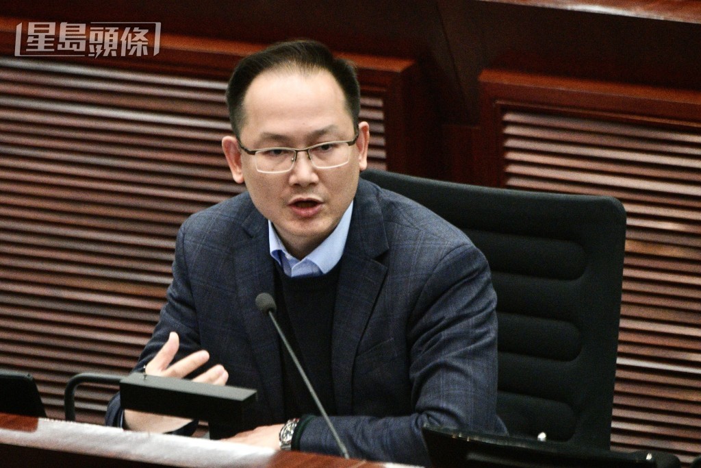 陳學鋒詢問會否為流感可能演變為新冠疫情的極端情況進行演練。資料圖片