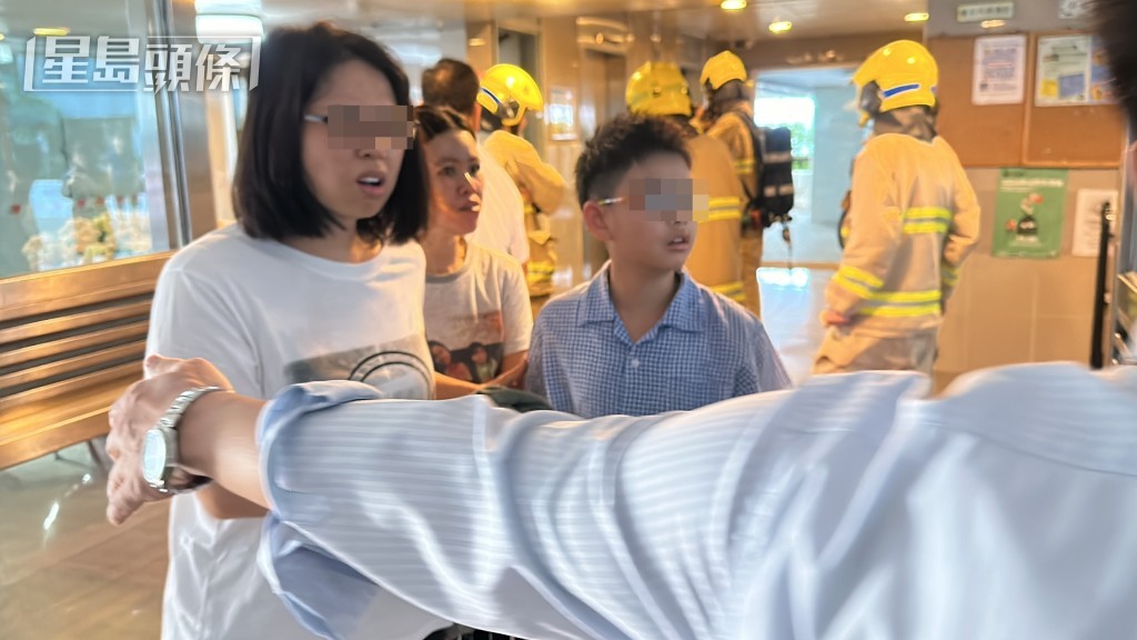 母子走火警一度失散,幸平安無事。梁國峰攝 母子走火警一度失散,幸平安無事。梁國峰攝
