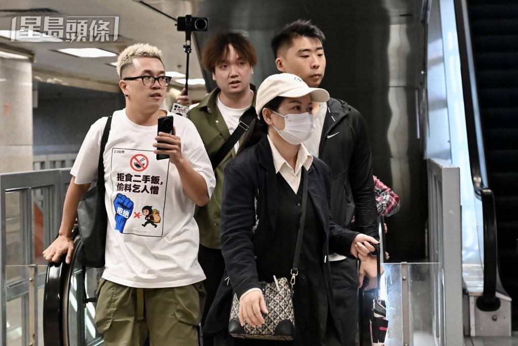 拍照巿民一直尾隨「何太」葉秀定至入境事務大樓。劉駿軒攝