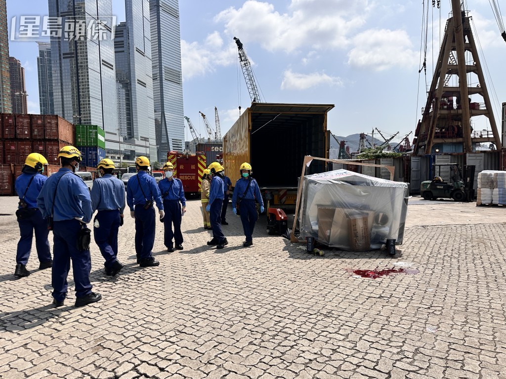 消防員救出被困工人。