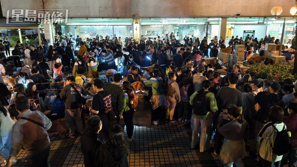 大埔宏福苑5級火受影響居民領取物資。資料圖片 大埔宏福苑5級火受影響居民領取物資。資料圖片