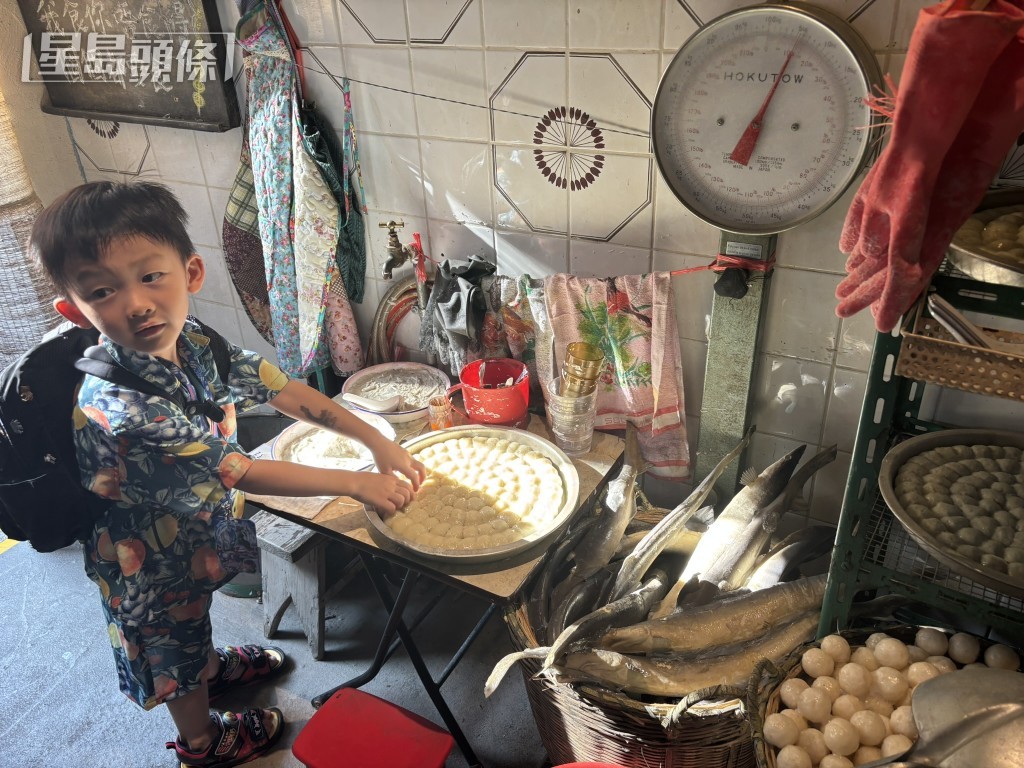 魚蛋仔、魚蛋妹齊齊進入魚蛋工房密密「製作」。（圖片來源：《親子王》）