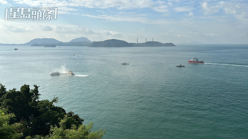 鋼綫灣對開海面有船隻起火。劉漢權攝 鋼綫灣對開海面有船隻起火。劉漢權攝