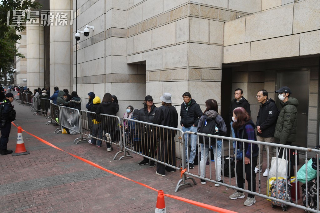 逾百公眾於法院外通宵排隊。何健勇攝
