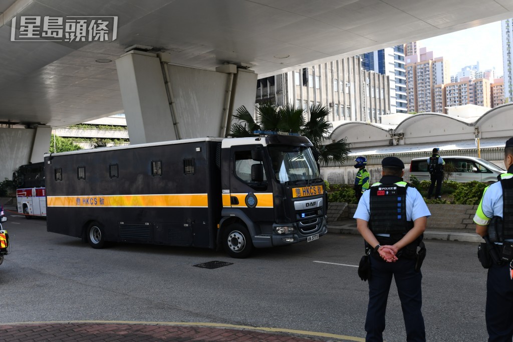 囚车驶入法庭。何健勇摄