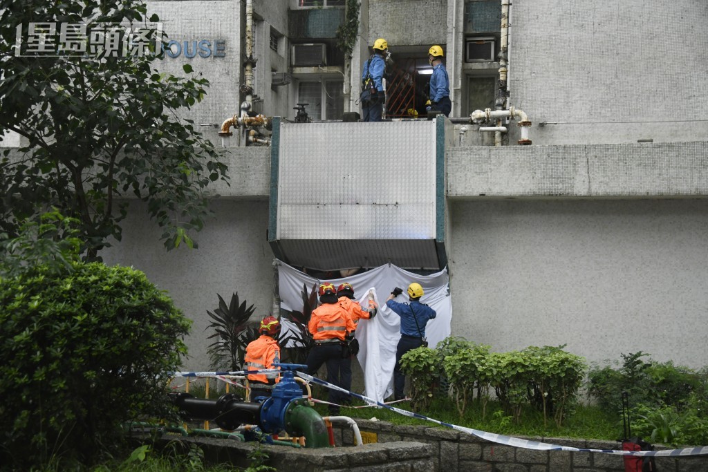 人員用白布遮擋涉事範圍 人員用白布遮擋涉事範圍