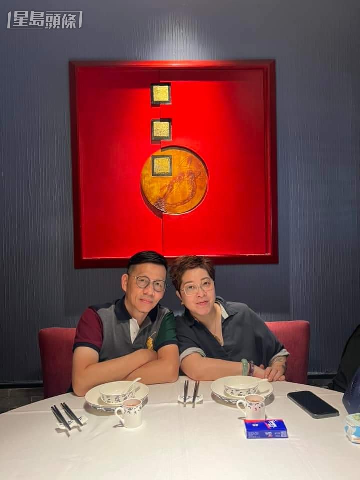 全哥與家人品嚐廣州的美食。 全哥與家人品嚐廣州的美食。