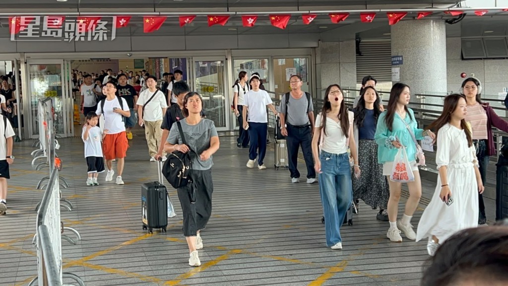 深圳灣口岸大批內地客入境。 深圳灣口岸大批內地客入境。