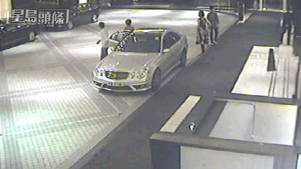 泰龍將車駛入香格里拉酒店後,停泊於大門前,同行兩女伴和文沛盈下車,泰龍最後亦下車。 泰龍將車駛入香格里拉酒店後,停泊於大門前,同行兩女伴和文沛盈下車,泰龍最後亦下車。