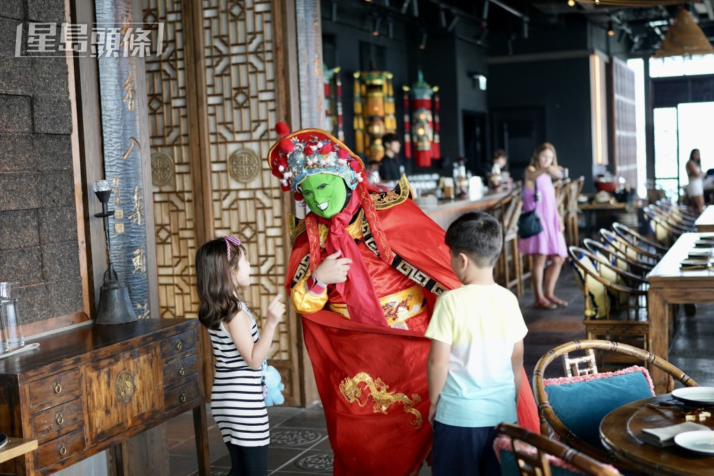 變臉表演加入小朋友最愛的卡通元素，小朋友都看得拍手叫絕。（圖片來源：《親子王》）