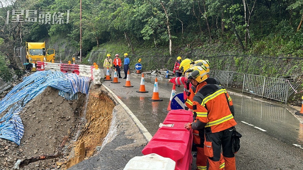 消防處災難應變救援隊到達路陷現場。梁國峰攝 消防處災難應變救援隊到達路陷現場。梁國峰攝