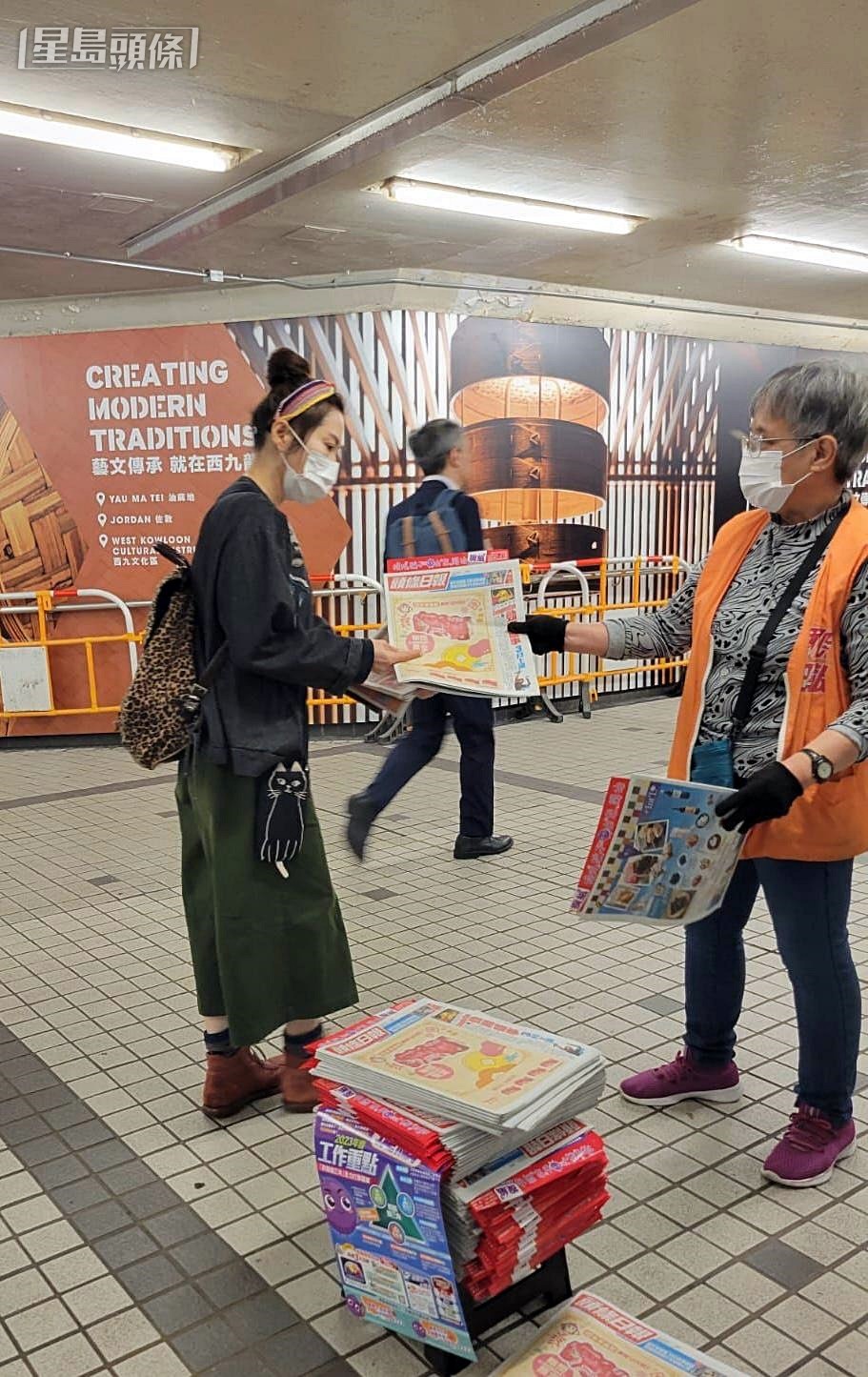 市民取閱附送《提紙》的免費報紙。