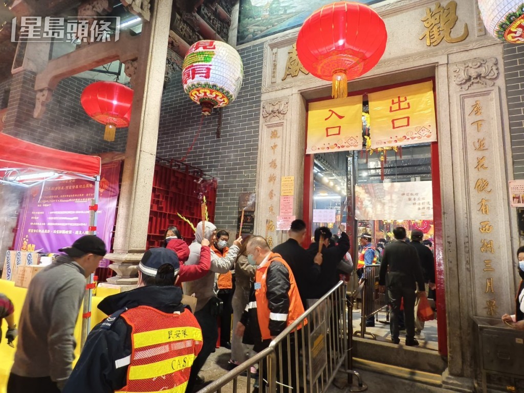 正月廿六觀音開庫,市民入紅磡觀音廟祈福。尹敬堂攝 正月廿六觀音開庫,市民入紅磡觀音廟祈福。尹敬堂攝